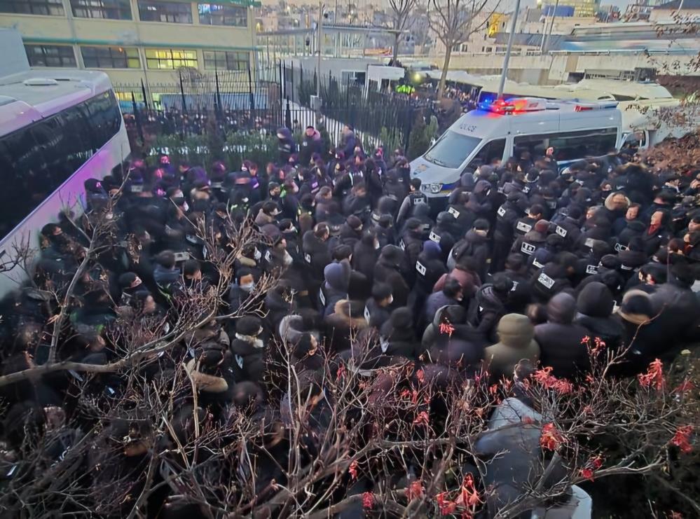 Güney Kore Devlet Başkanı Yoon, sıkıyönetim soruşturması kapsamında tutuklandı Güney Kore Devlet Başkanı Yoon, sıkıyönetim soruşturması kapsamında tutuklandı
