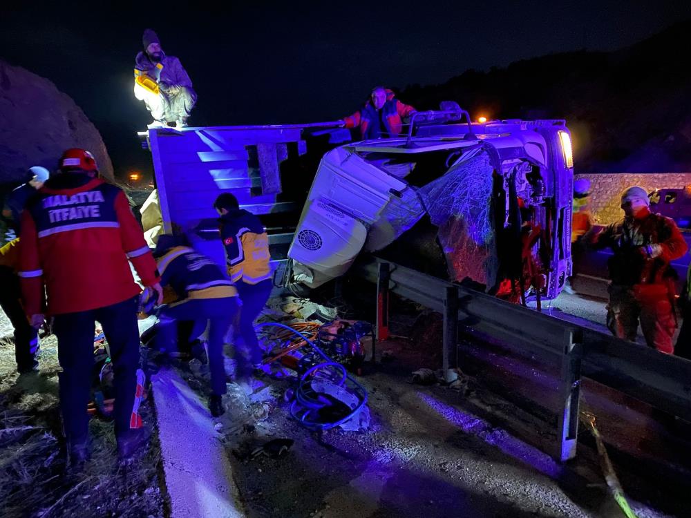 TIR şarampole devrildi: 2 ölü, 1 yaralı TIR şarampole devrildi: 2 ölü, 1 yaralı