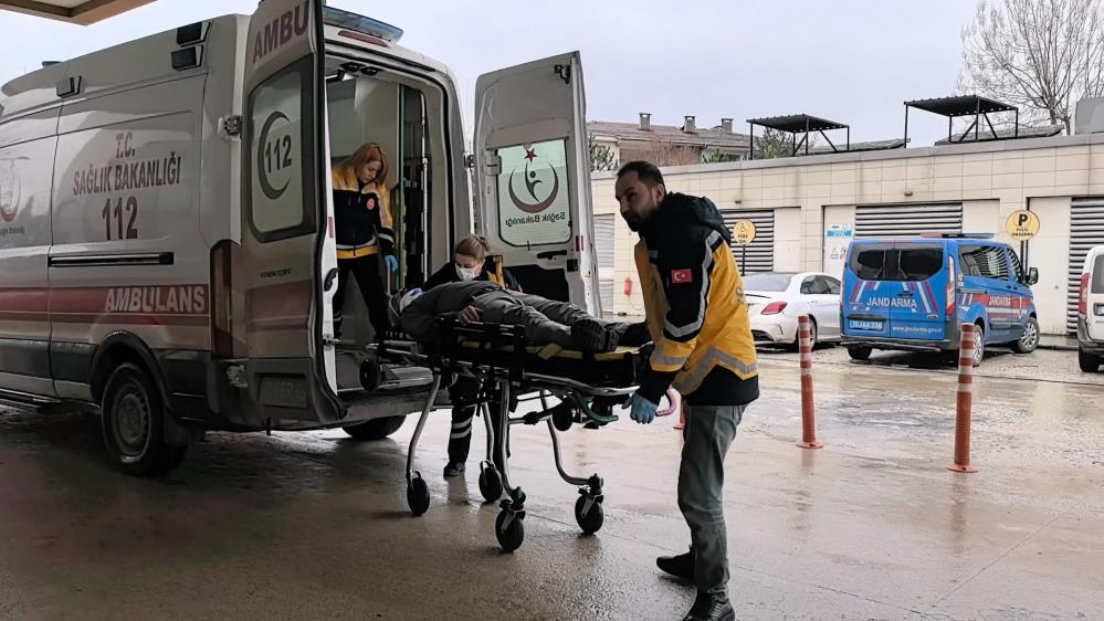 Bursa’da kamyonun kasasından düşen şoför yaralandı Bursa’da kamyonun kasasından düşen şoför yaralandı
