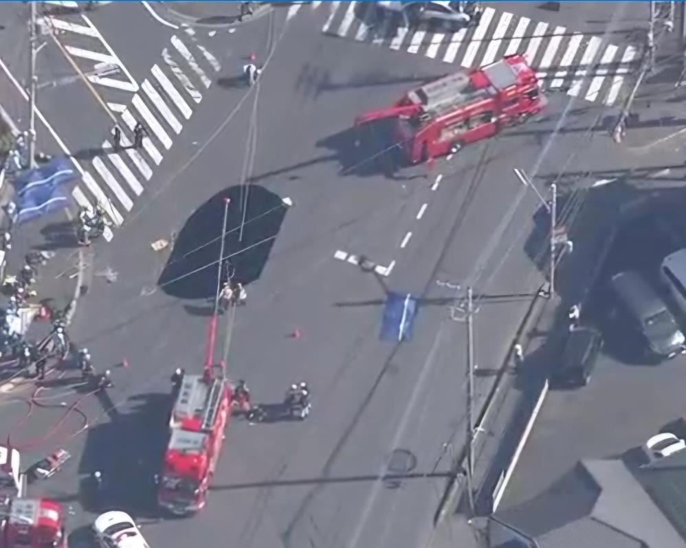 Japonya’da yol çöktü, oluşan dev çukura kamyonet düştü Japonya’da yol çöktü, oluşan dev çukura kamyonet düştü