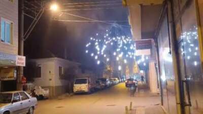 Bursa’da kıvılcımlar sokağı aydınlattı