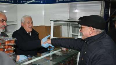 Başkan Bozbey’den Regaib Kandilinde tatlı ve lokma ikramı