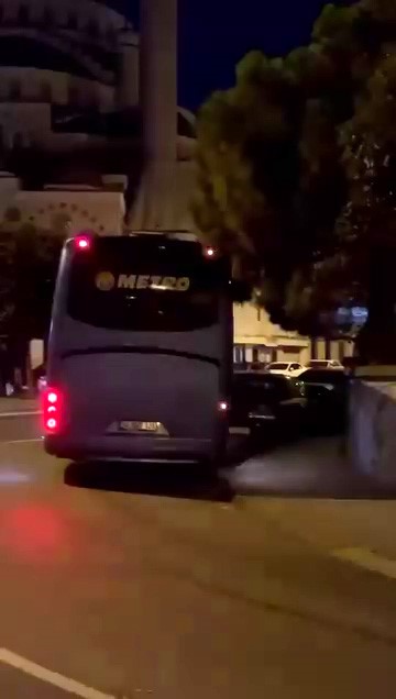 16 yaşındaki çocuk otobüs kaçırdı, park halindeki araçlara çarptı 16 yaşındaki çocuk otobüs kaçırdı, park halindeki araçlara çarptı