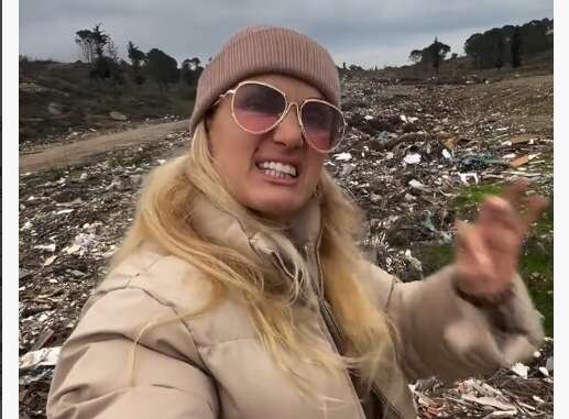 Çöp yığınını gören ünlü manken çılgına döndü Çöp yığınını gören ünlü manken çılgına döndü