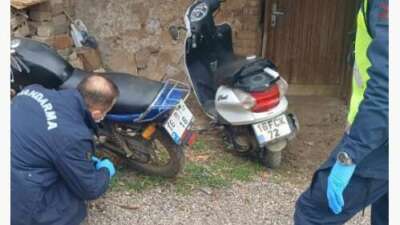 Bursa’da güpegündüz hırsızlık! Kapının önündeki motosikletleri çalındı