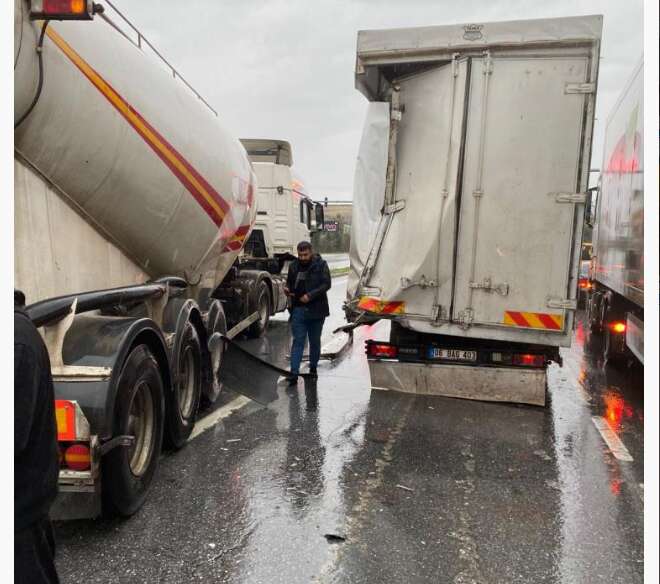 Kırmızı ışıkta zincirleme kaza güvenlik kamerasında Kırmızı ışıkta zincirleme kaza güvenlik kamerasında