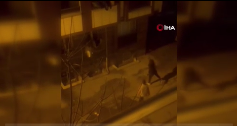 Kız kaçırma iddiasıyla ev basıp camları taşladılar, sopalarla dayak yediler Kız kaçırma iddiasıyla ev basıp camları taşladılar, sopalarla dayak yediler