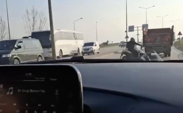 Bursa’da sosyal medya için görüntü çekerken kazayı çekti Bursa’da sosyal medya için görüntü çekerken kazayı çekti
