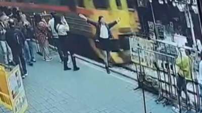 Fotoğraf için poz verirken raylara düştü