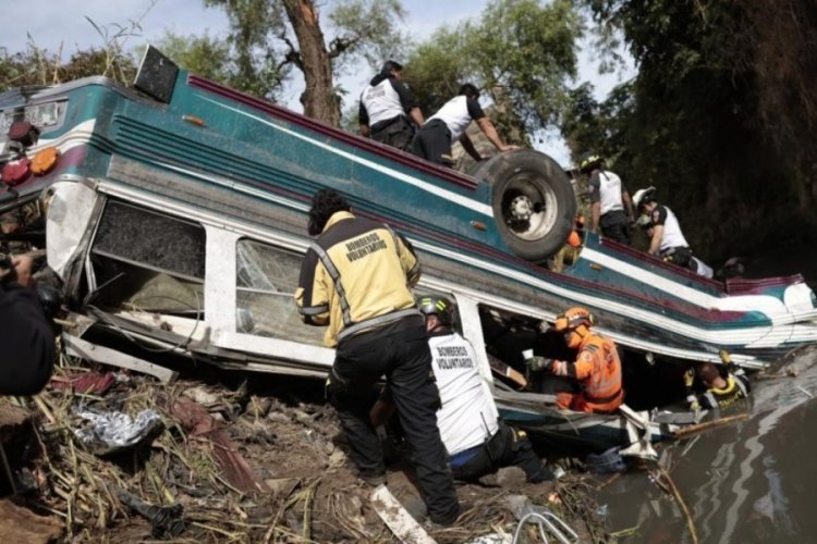 Guatemala’da yolcu otobüsü köprüden düştü: 51 ölü