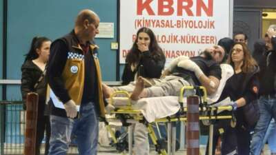 Bursa’da bir genç kediden korkunca camın üzerine düştü