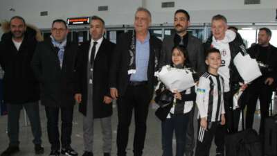 Beşiktaş’a dondurucu soğukta çiçekli karşılama