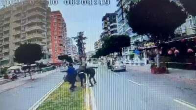 Güvenlik görevlisi trafikte tartıştığı halk otobüsü şoförlerini bıçakladı