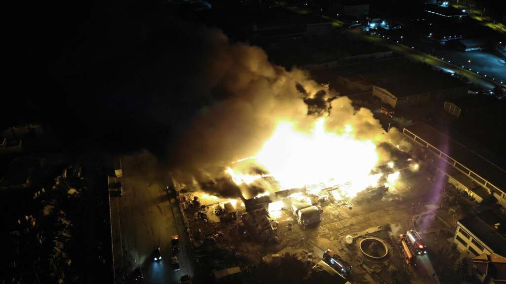 Afyonkarahisar’da çıkan fabrika yangını 5 saattir devam ediyor