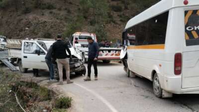 Öğrenci servisi ile kamyonet çarpıştı: 21’i öğrenci 24 yaralı