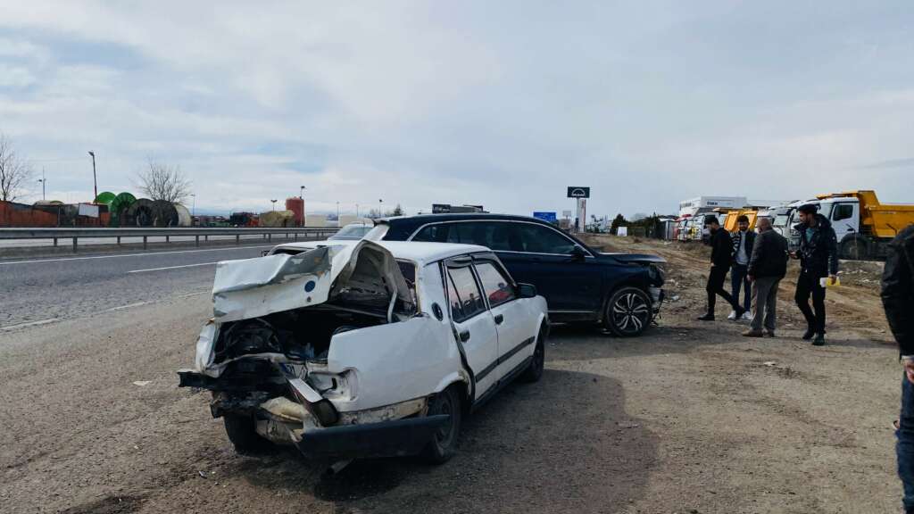 Togg ile çarpışan Tofaş hurdaya döndü: 4 yaralı