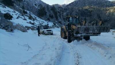 Yayla dönüşü araçlarıyla yolda mahsur kalan 3 kişi kurtarıldı