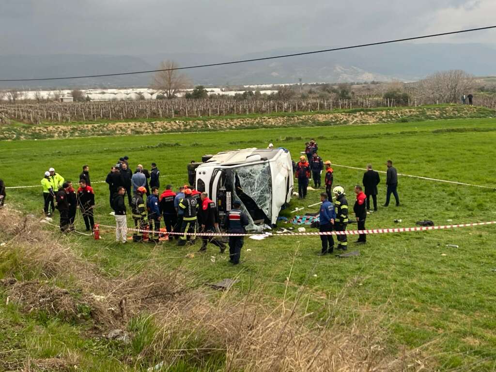 Halter turnuvası için yola çıkan öğrenciler kaza yaptı: 2 ölü, 26 yaralı