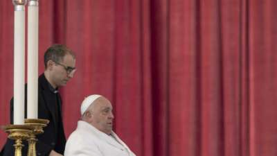 Papa Francis’in her iki akciğerinde de zatürre başlangıcı olduğu tespit edildi