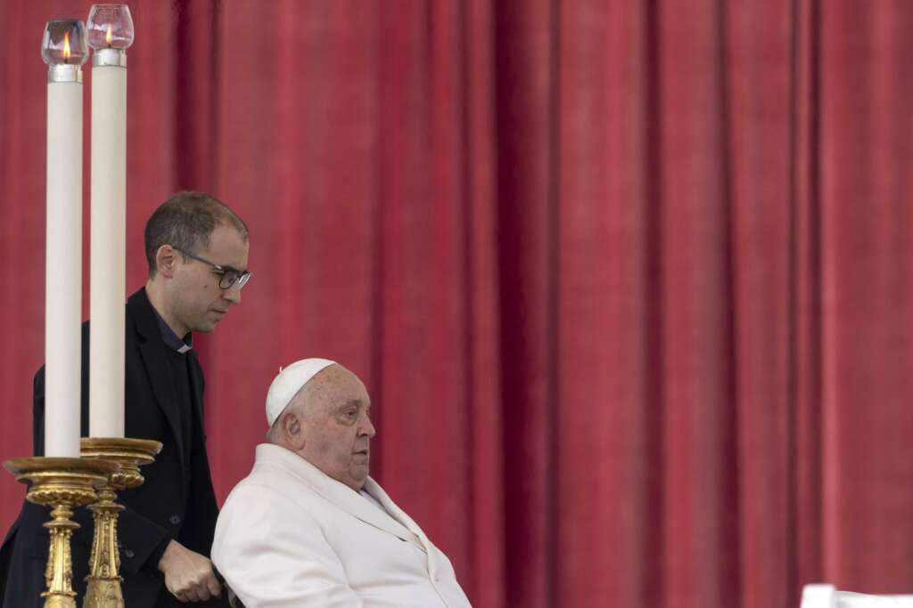 Papa Francis’in her iki akciğerinde de zatürre başlangıcı olduğu tespit edildi