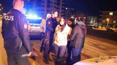 Karayolunda kendini araçların önüne atan kadın polisi alarma geçirdi