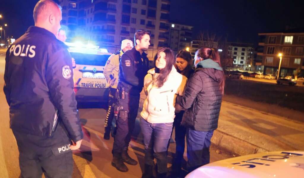 Karayolunda kendini araçların önüne atan kadın polisi alarma geçirdi