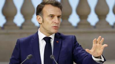 Macron’dan Trump’a: “Putin’e karşı zayıf olamazsın”