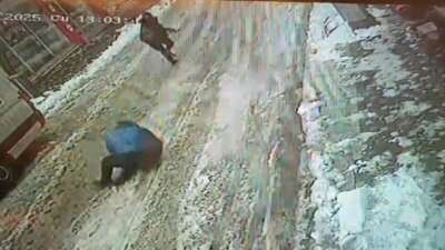 Yolda yürürken silahlı saldırıya uğradı, o anlar kameraya yansıdı