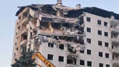 Bursa’da 11 katlı binanın yıkım anı kameraya yansıdı