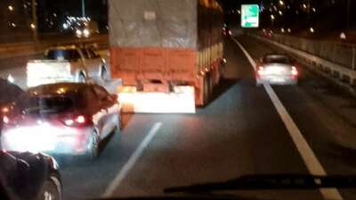 Başkentte kamyondan fırlayan teker zincirleme kazaya sebep oldu: 1 yaralı