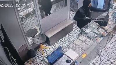Altın dolu çanta son anda dolaba takıldı, soyguncu kısa sürede yakalandı