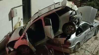Bursa’da kontrolden çıkan otomobil park halindeki aracın üzerine uçtu: 1 yaralı