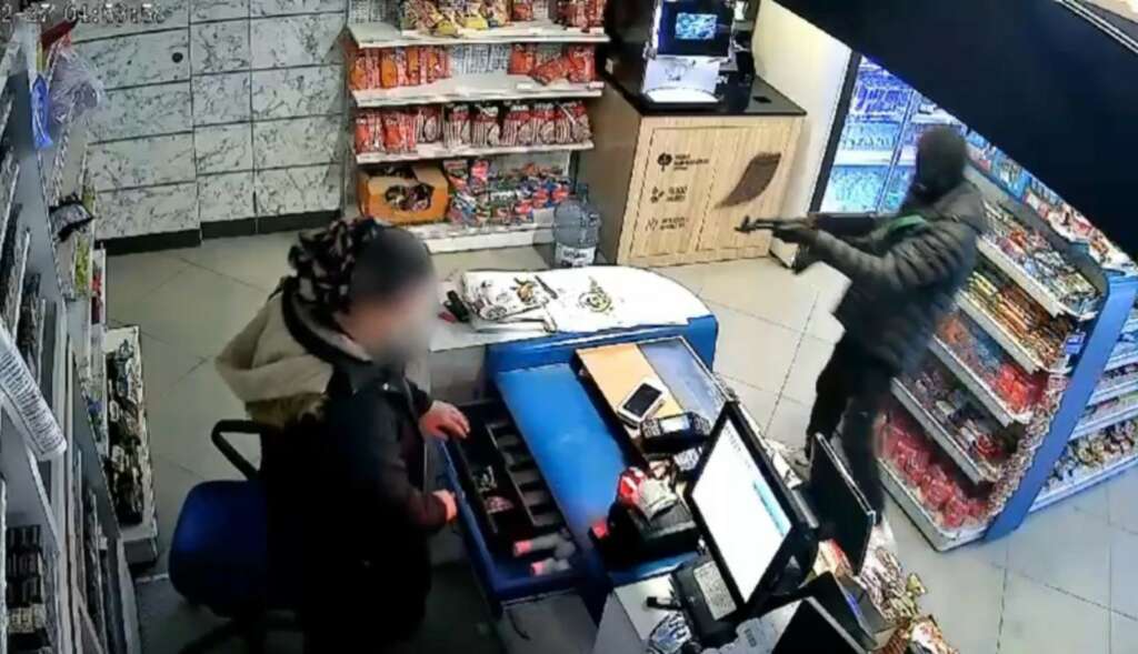 Sahte kalaşnikofla girdiği akaryakıt istasyonunu soydu