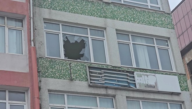 Korkunç olay! Arkadaşlarını dövüp camdan attılar