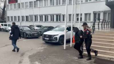 Bursa’da kendisini polis olarak tanıtıp 300 bin lira dolandıran şüpheli kadın çıktı