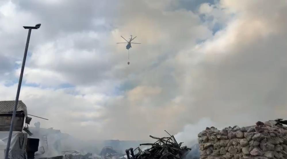Fabrika yangınına helikopterlerle havadan müdahale başladı Fabrika yangınına helikopterlerle havadan müdahale başladı