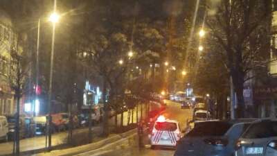 İstinat duvarı yan yattı, 4 katlı 2 bina tedbiren boşaltıldı