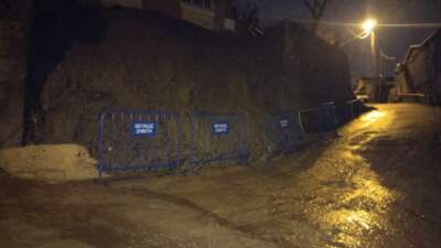 İstinat duvarı çöktü, 2 katlı bina tedbir amaçlı boşaltıldı