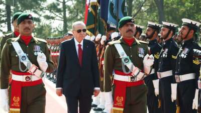 Erdoğan, Pakistan Başbakanı Şerif tarafından resmi törenle karşılandı