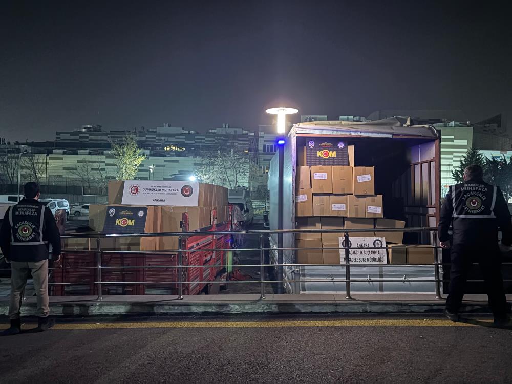 Ticaret Bakanlığı Gümrük Muhafaza ekiplerinden kaçak makaron ve sigara operasyonları