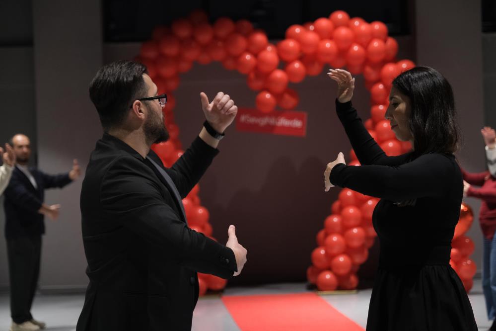 Nilüferli çiftlerden Sevgililer Günü tangosu Nilüferli çiftlerden Sevgililer Günü tangosu