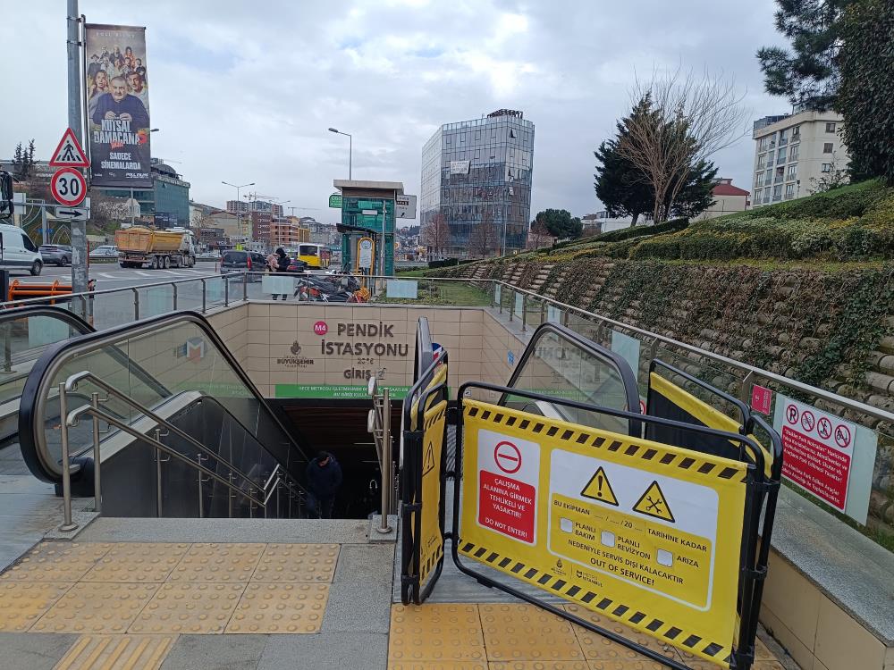 Pendik metroda yürüyen merdiven faciası: Yaşlı kadının parmakları koptu Pendik metroda yürüyen merdiven faciası: Yaşlı kadının parmakları koptu