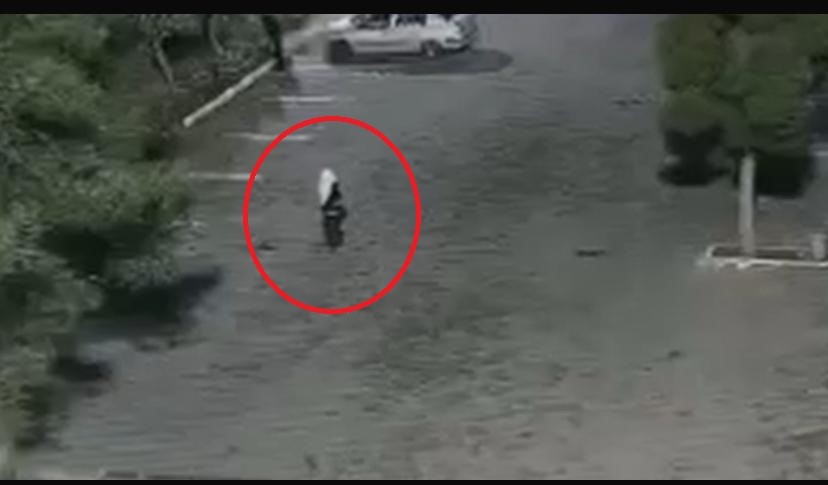 Kadın kılığındaki erkek şüpheli hırsız kamerada Kadın kılığındaki erkek şüpheli hırsız kamerada