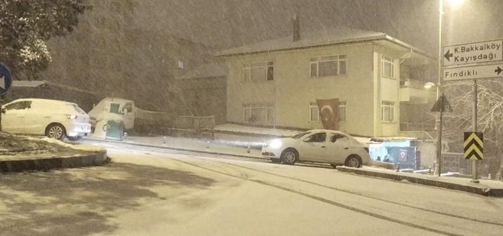 İstanbul haftanın son gününe karla uyandı