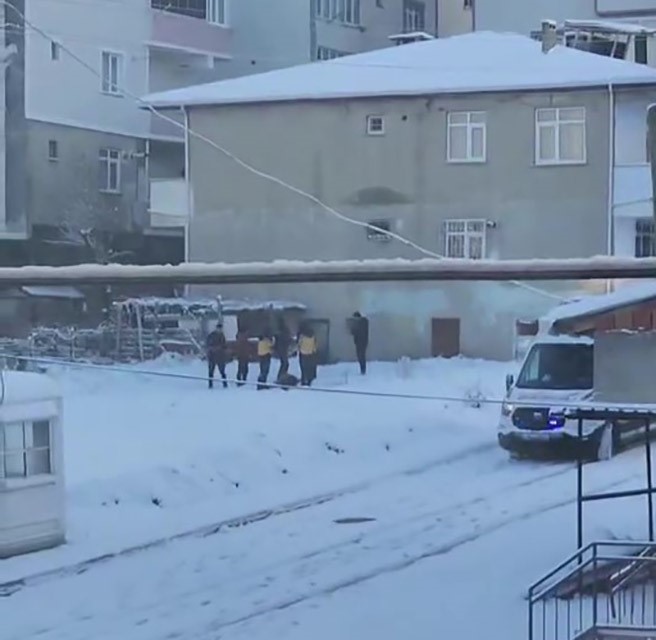 Ölü bedeni karlar içinde bulundu Ölü bedeni karlar içinde bulundu