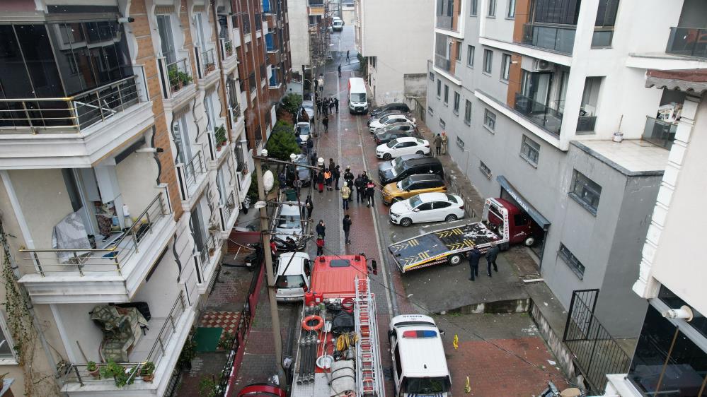 İstanbul’da 13 katlı binanın çatısına yıldırım düştü İstanbul’da 13 katlı binanın çatısına yıldırım düştü