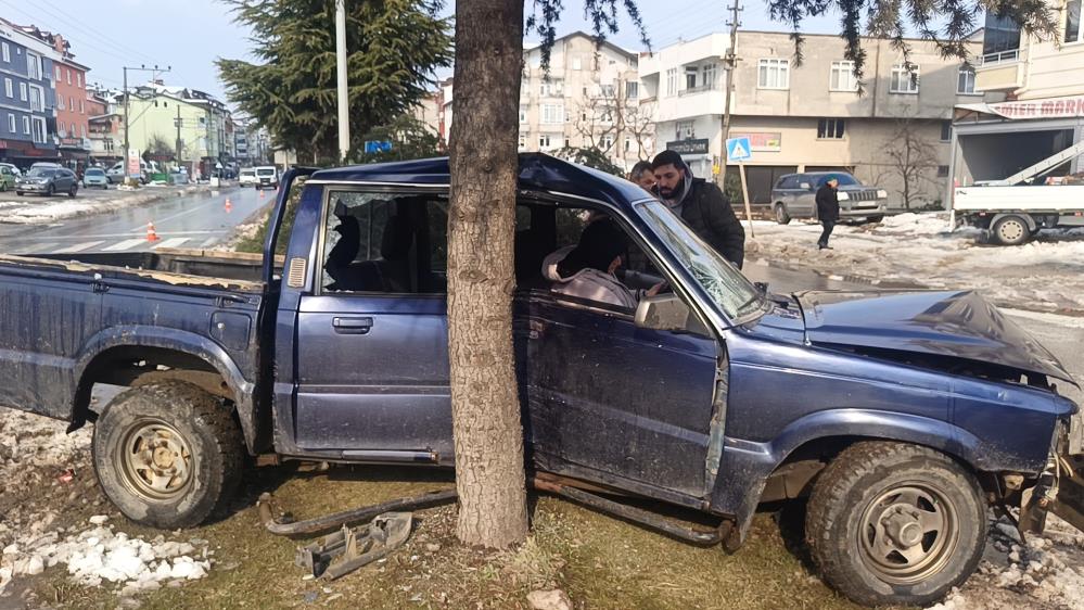 Ordu’da kontrolden çıkan pikap ağaca çarptı: 1 yaralı Ordu’da kontrolden çıkan pikap ağaca çarptı: 1 yaralı