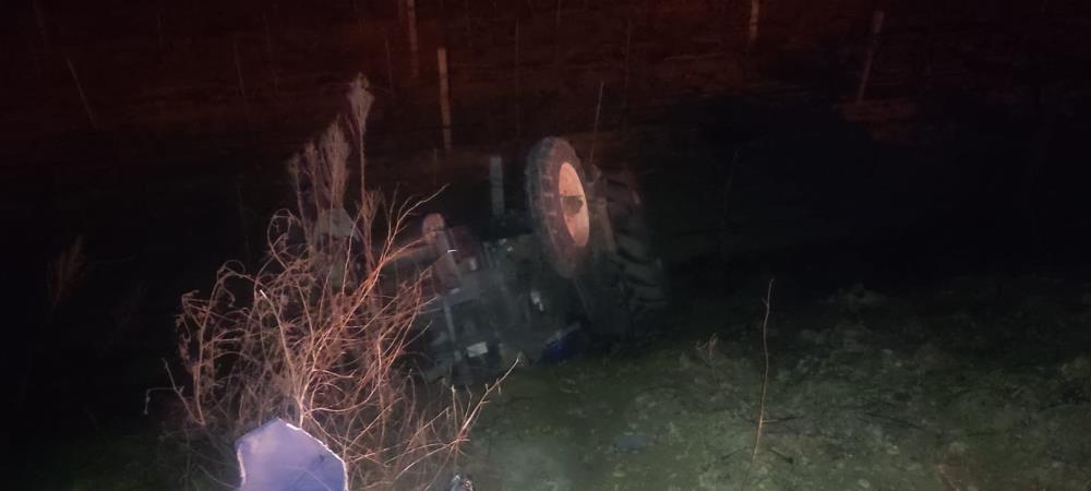 Otomobilin traktöre arkadan çarptığı kazada 2 kişi yaralandı Otomobilin traktöre arkadan çarptığı kazada 2 kişi yaralandı