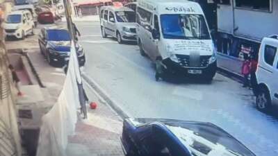 Servis minibüsü 5 yaşındaki çocuğun üzerinden geçti