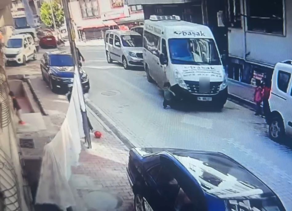 Servis minibüsü 5 yaşındaki çocuğun üzerinden geçti